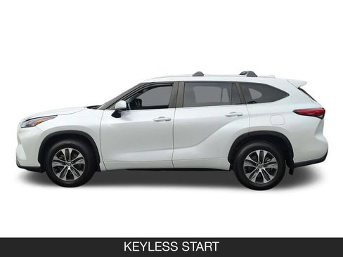 Used 2023 Toyota Highlander XLE FWD image 5