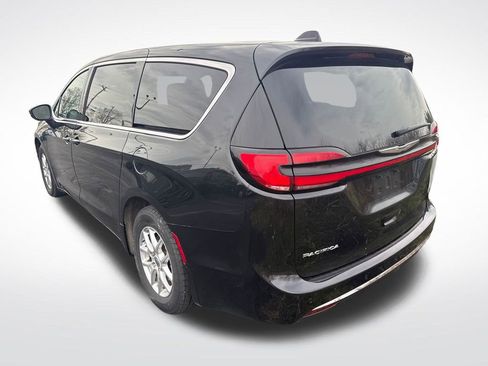 Used 2023 Chrysler Pacifica Touring-L FWD image 3
