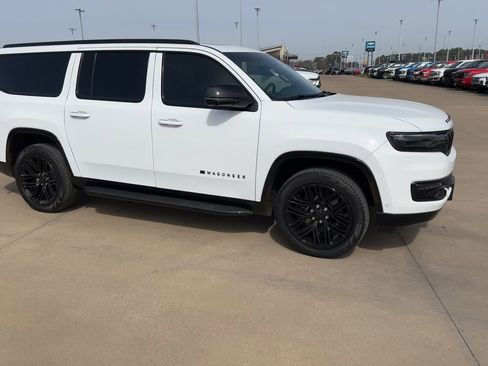 Used 2025 Jeep Wagoneer L Series II w/ Convenience Group I image 3