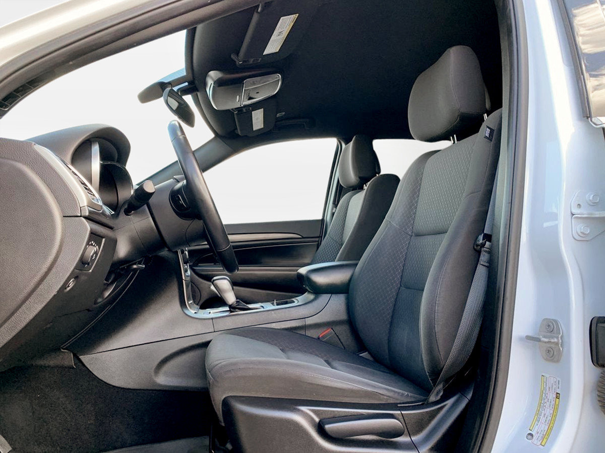 Used 2019 Jeep Grand Cherokee Laredo AWD/4WD image 28