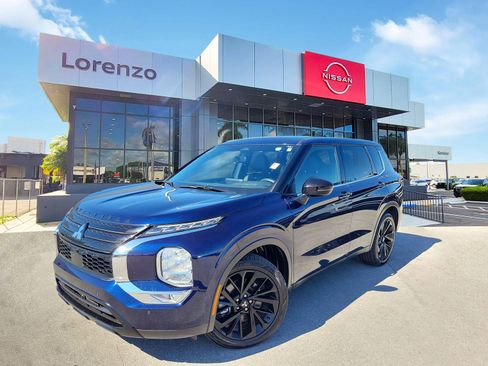 Used 2022 Mitsubishi Outlander SE image 1