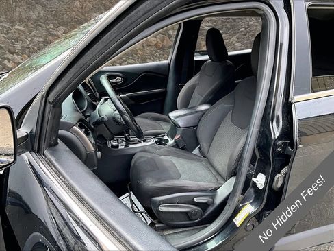 Used 2019 Jeep Cherokee Latitude w/ Cold Weather Group AWD/4WD image 23