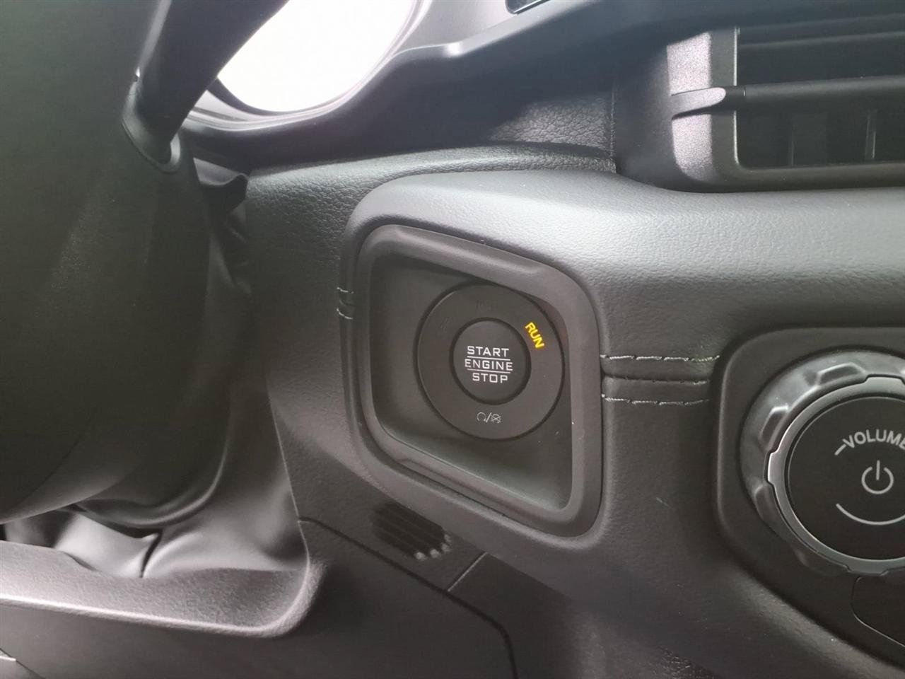 Used 2025 Jeep Wrangler Unlimited Sahara AWD/4WD image 9