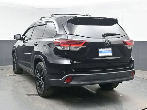 Used 2019 Toyota Highlander SE w/ Nightshade Edition FWD image 7