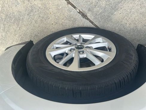 Used 2022 Kia Carnival LX FWD image 38