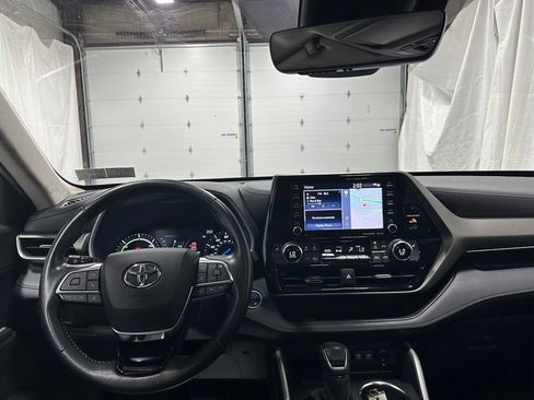 Used 2020 Toyota Highlander XLE AWD/4WD image 16
