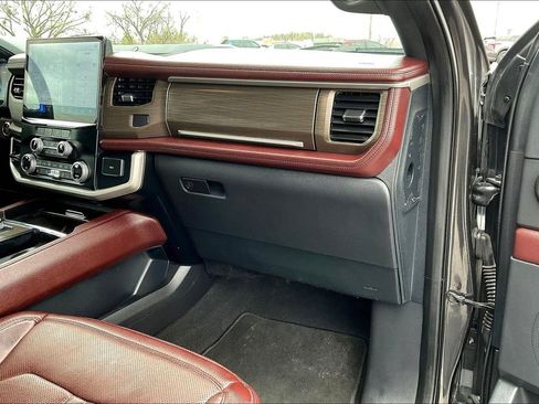 Used 2024 Ford Expedition Limited image 16