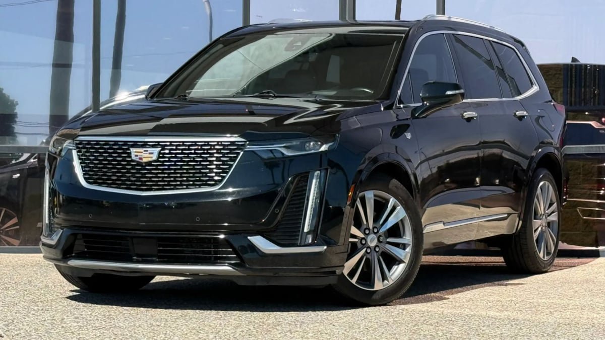 Used 2020 Cadillac XT6 Premium Luxury FWD image 2