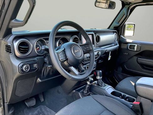 Used 2023 Jeep Gladiator Sport AWD/4WD image 18