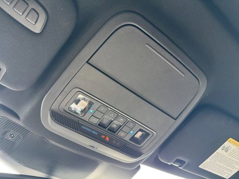 Used 2023 Ford Explorer King Ranch w/ Technology Package AWD/4WD image 16