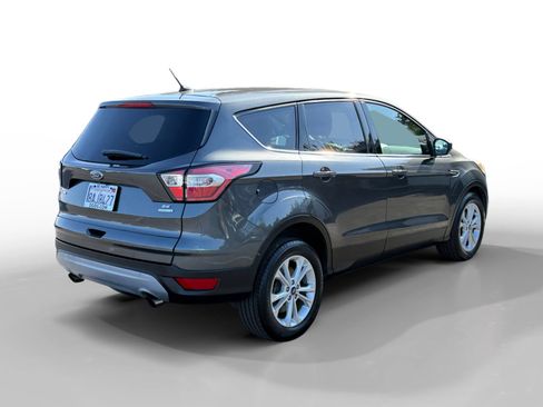Used 2017 Ford Escape SE image 5