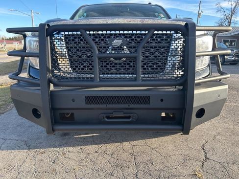 Used 2017 Nissan Titan SV image 11