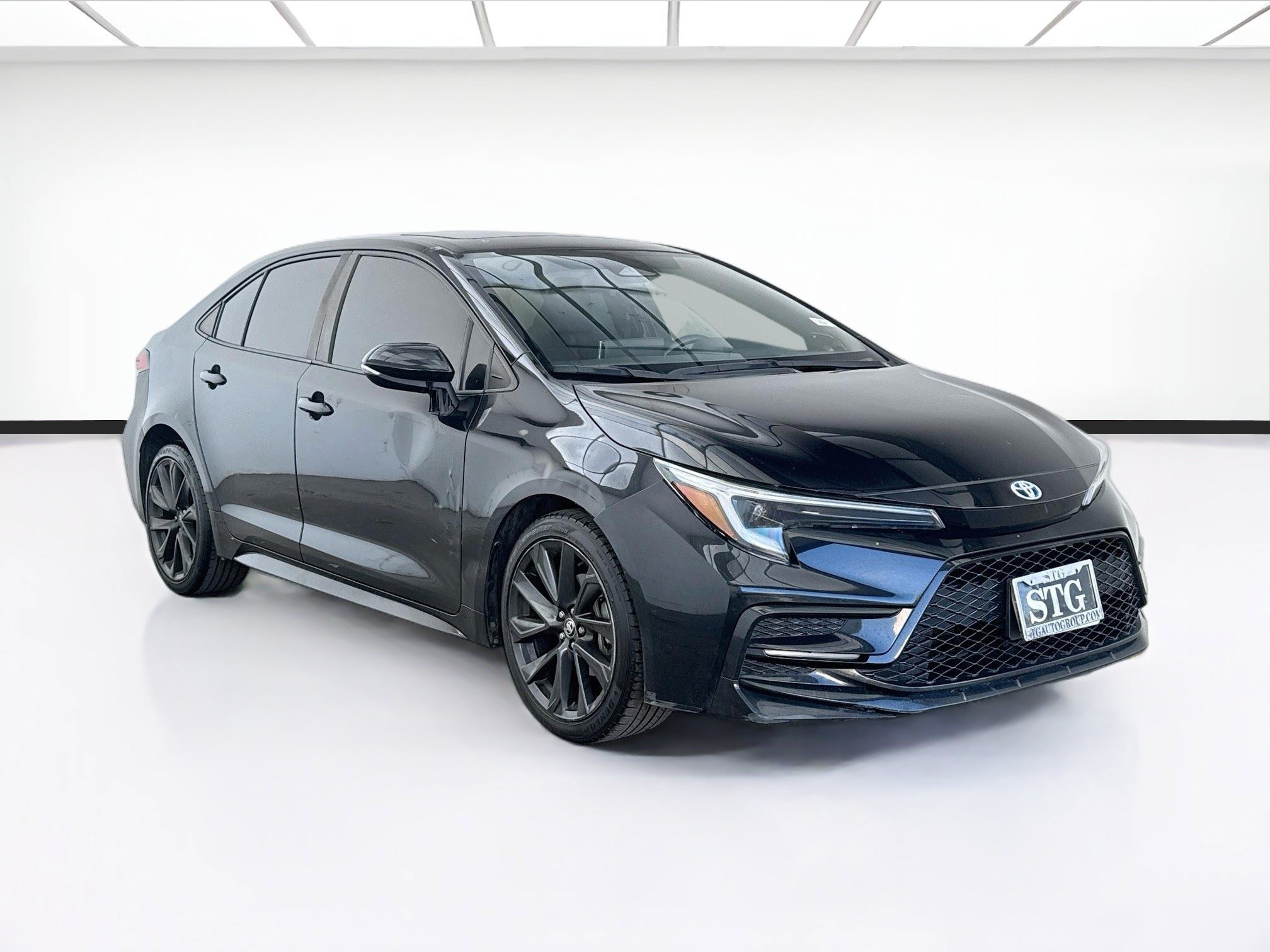 Used 2023 Toyota Corolla SE w/ SE Package FWD image 3