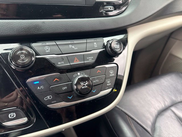 Used 2018 Chrysler Pacifica Touring-L FWD image 19