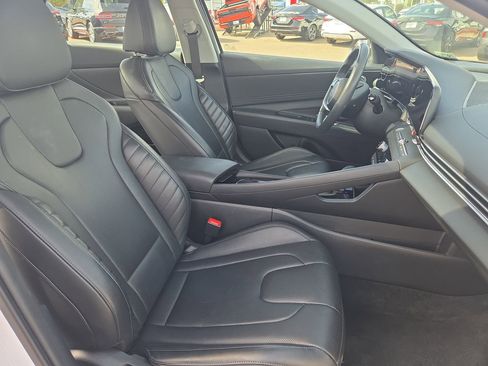 Used 2025 Hyundai Elantra Limited image 10