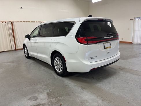Used 2023 Chrysler Pacifica Touring-L image 6
