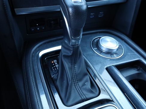 Used 2024 Nissan Armada SV image 6