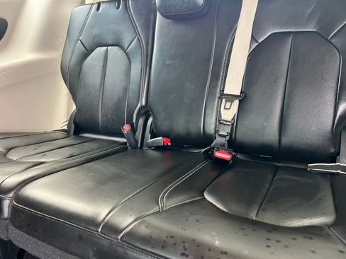 Used 2024 Chrysler Pacifica Touring-L image 16