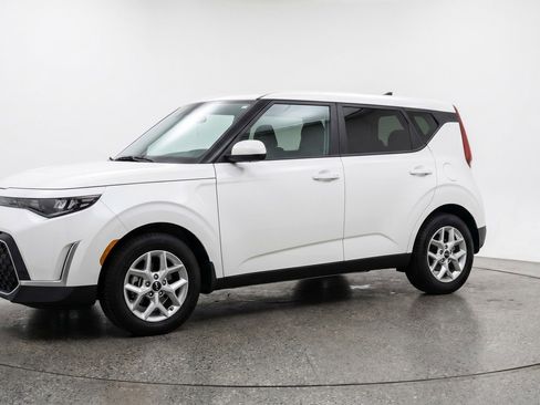 Used 2025 Kia Soul LX w/ LX Technology Package FWD image 3
