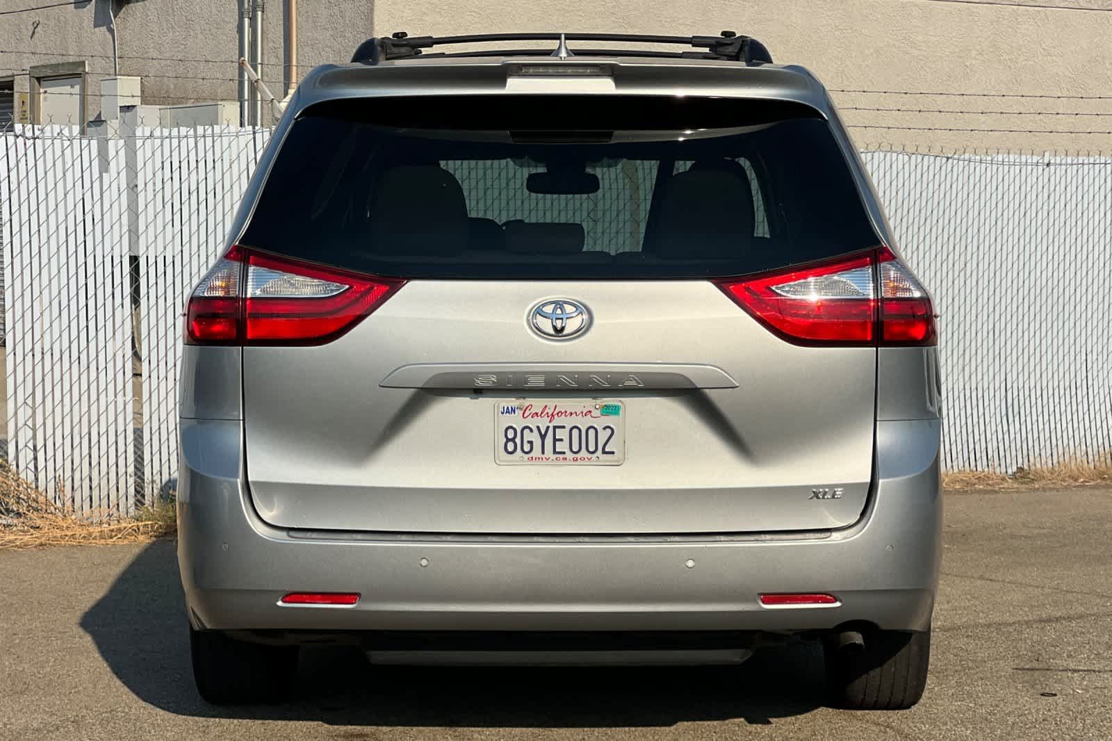 Used 2019 Toyota Sienna XLE w/ XLE Navigation Package FWD image 4