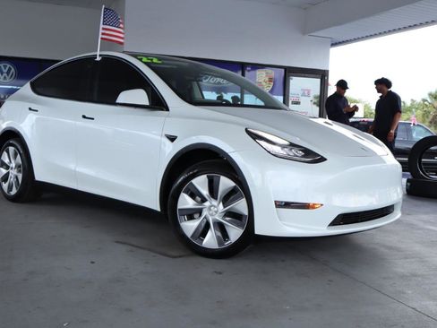 Used 2022 Tesla Model Y Long Range AWD/4WD image 3