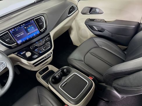 Used 2024 Chrysler Pacifica Touring-L image 27