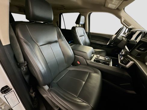 Used 2024 Ford Expedition XLT image 34