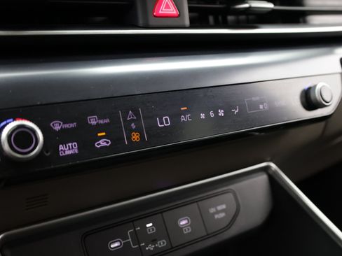 Used 2025 Kia Carnival FWD image 18