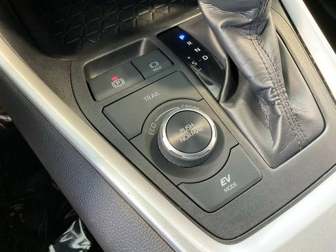 Certified 2025 Toyota RAV4 LE AWD/4WD image 16