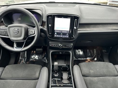 Used 2023 Volvo XC40 Recharge Plus image 3