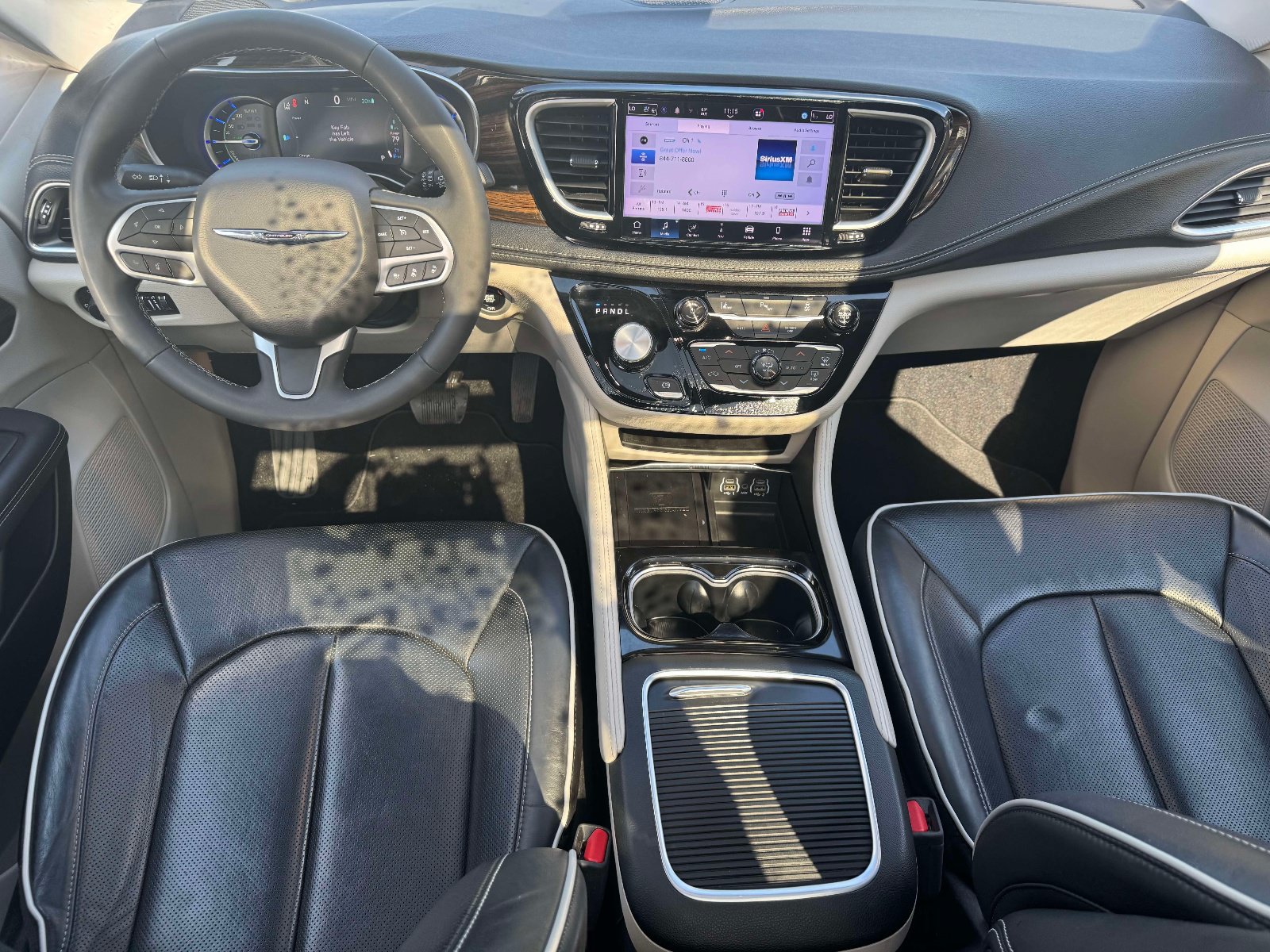 Used 2023 Chrysler Pacifica Limited FWD image 2