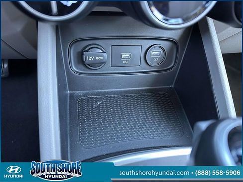 Certified 2021 Hyundai Venue SEL w/ Premium Package image 31