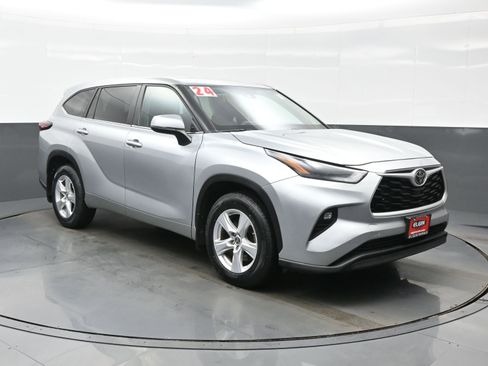 Used 2024 Toyota Highlander LE AWD/4WD image 8