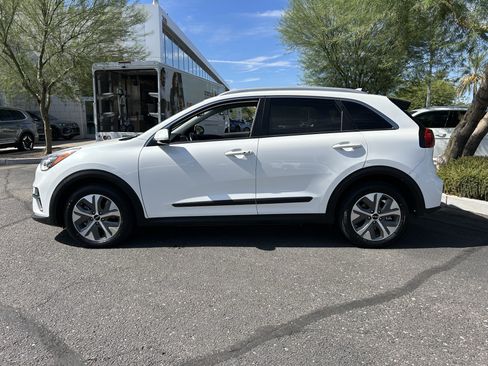 Used 2022 Kia Niro EX w/ Cold Weather Package FWD image 2