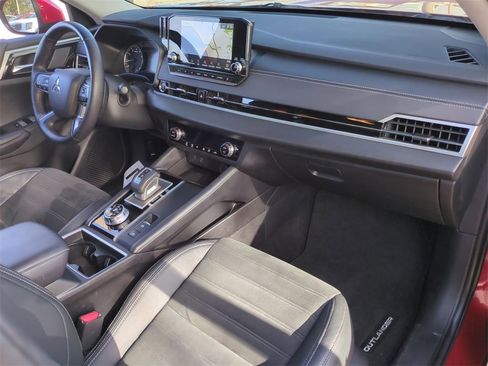 Used 2023 Mitsubishi Outlander SE image 28
