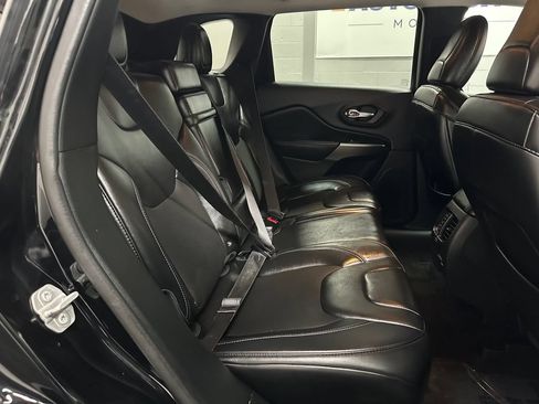 Used 2019 Jeep Cherokee Latitude Plus w/ Cold Weather Group AWD/4WD image 21