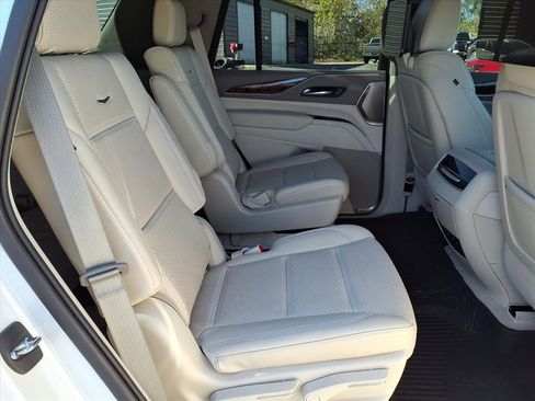 Used 2022 Cadillac Escalade Premium Luxury Platinum w/ Heavy-Duty Trailer Package image 21