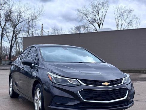 Used 2017 Chevrolet Cruze LT w/ Convenience Package image 2