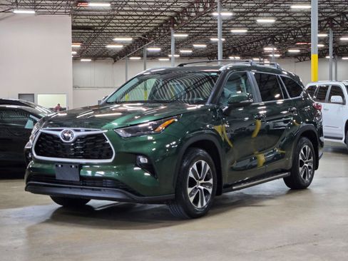 Used 2023 Toyota Highlander XLE image 2