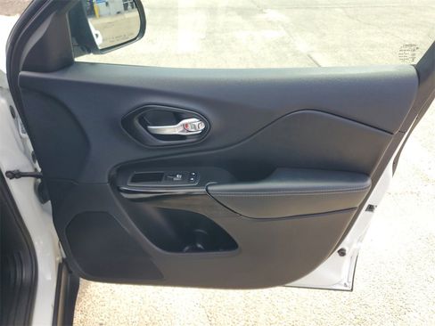 Used 2023 Jeep Cherokee Altitude Lux image 37