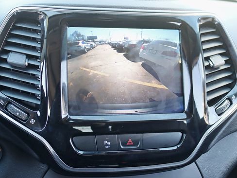 Used 2019 Jeep Cherokee Limited image 22