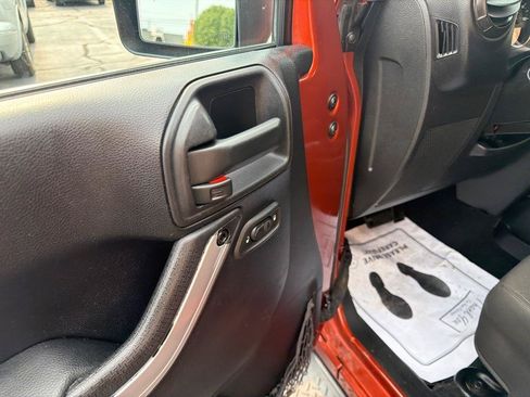 Used 2014 Jeep Wrangler Unlimited Sahara w/ Dual Top Group AWD/4WD image 27