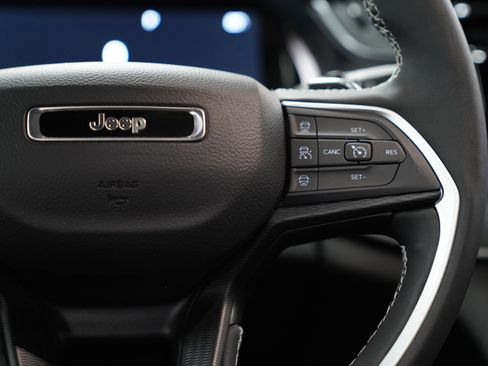 Used 2025 Jeep Grand Cherokee Altitude image 20