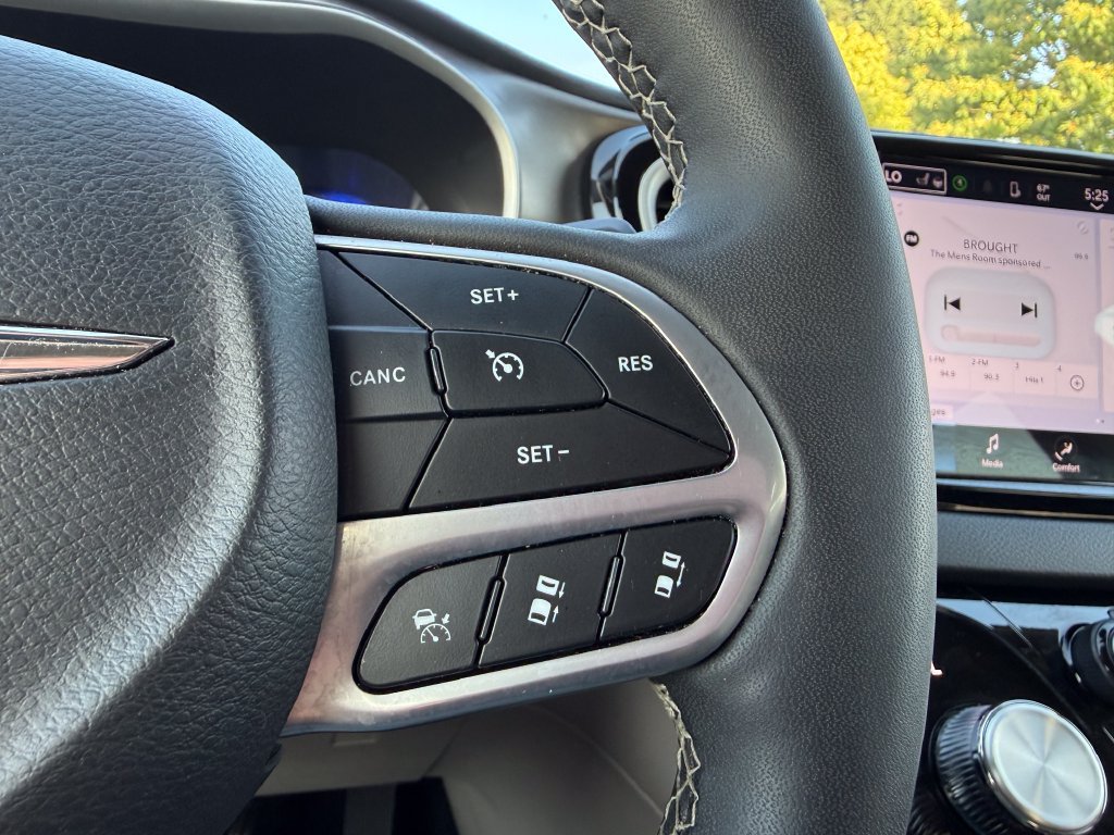 Used 2024 Chrysler Pacifica Touring-L FWD image 30