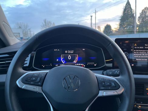 Used 2025 Volkswagen Jetta SE image 28