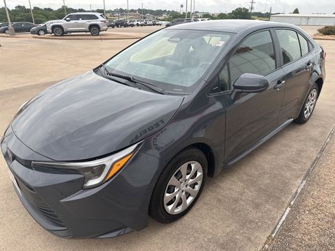 Used 2023 Toyota Corolla LE image 3