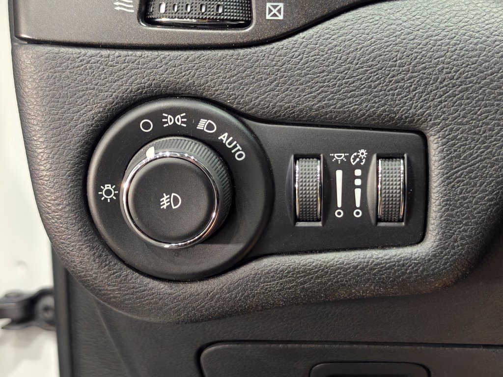 Used 2019 Jeep Cherokee Trailhawk AWD/4WD image 40