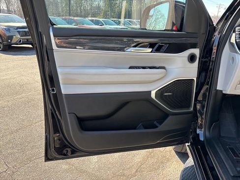 Used 2022 Jeep Wagoneer Series III w/ Flexible Seating Group image 10