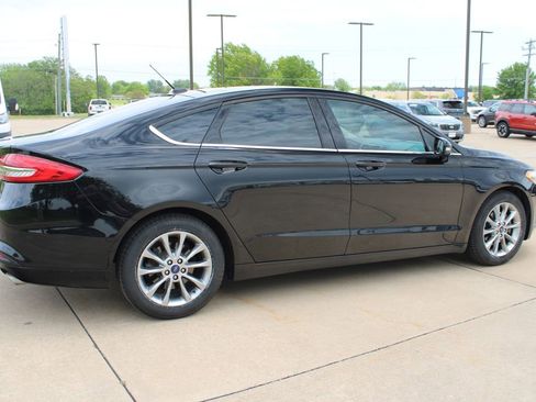Used 2017 Ford Fusion SE FWD image 5