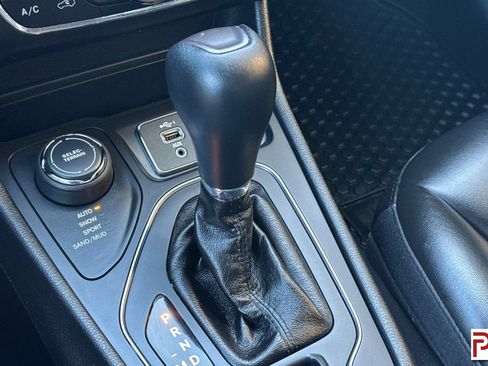 Used 2020 Jeep Cherokee Latitude Plus w/ Cold Weather Group AWD/4WD image 24